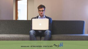 פרדוקס ה-AI בקידום אתרים - תנועה גבוהה לעומת דירוג נמוך בגוגל - אופטימיזציה ל-GEO ו-AIO - לאה גרינברג